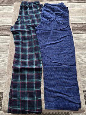Sleep wear 2 pants 1 blue and 1 green large